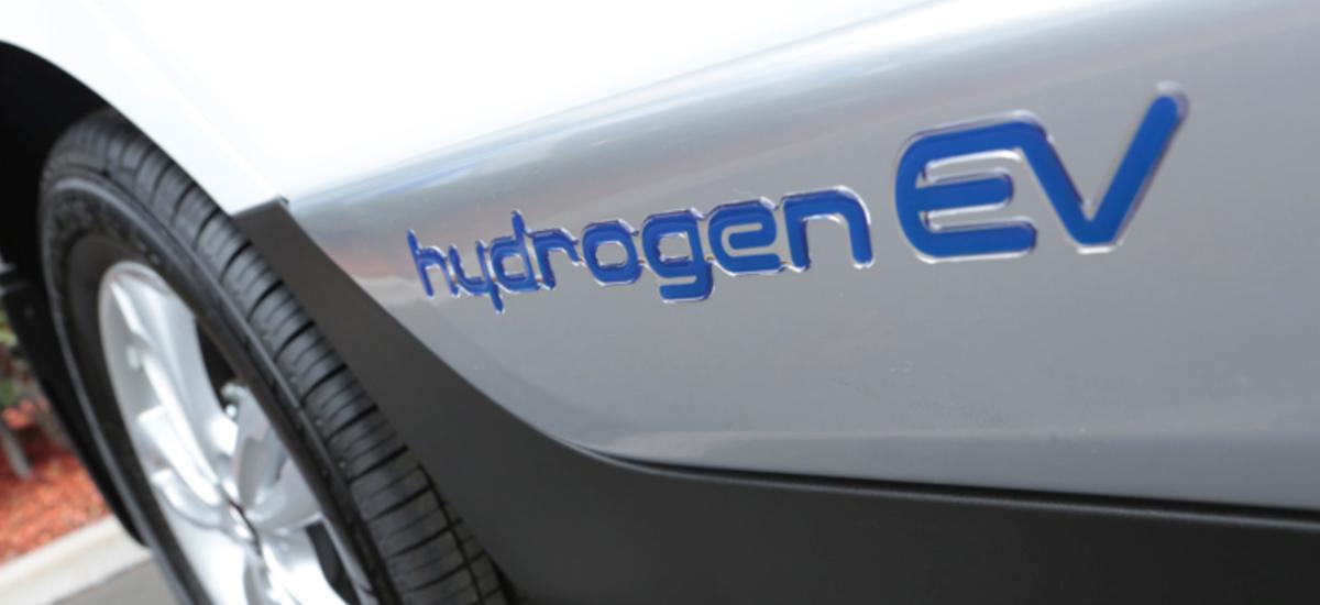 Fuel cell automobiles use deals gas as a fuel